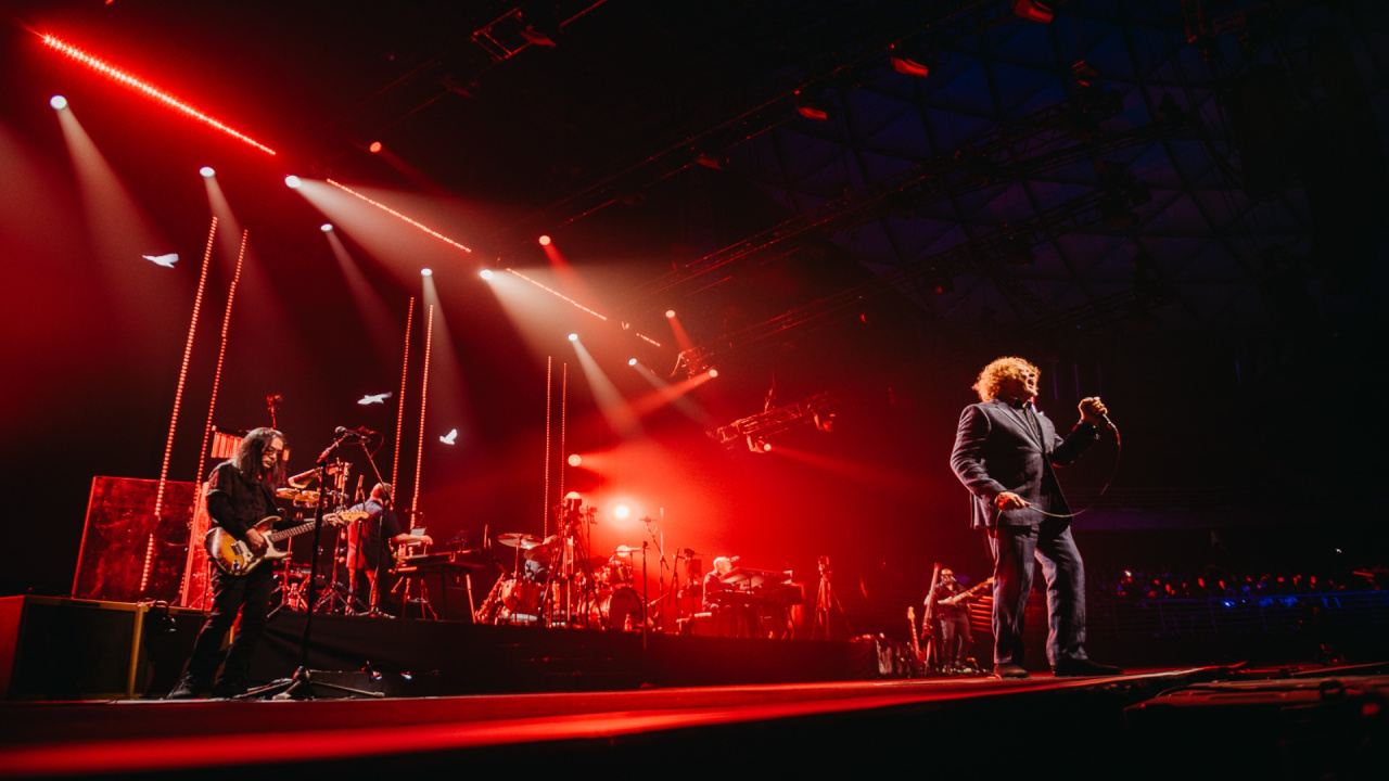 Holding Back the Years: 40 Years of Simply Red, Live in Santiago